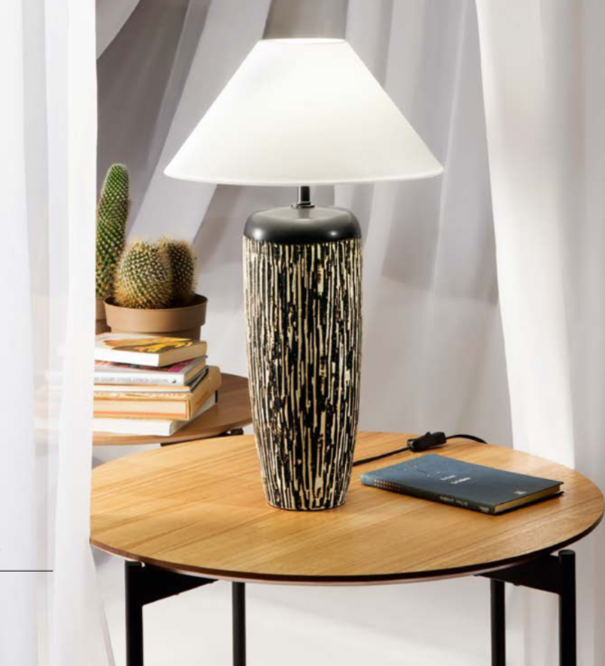 Lume in ceramica con decoro graffiato avorio-marrone e paralume bianco 1XE27 non incl. SAVANA Lume in ceramica con decoro graffiato avorio-marrone e paralume bianco 1XE27 non incl. SAVANA